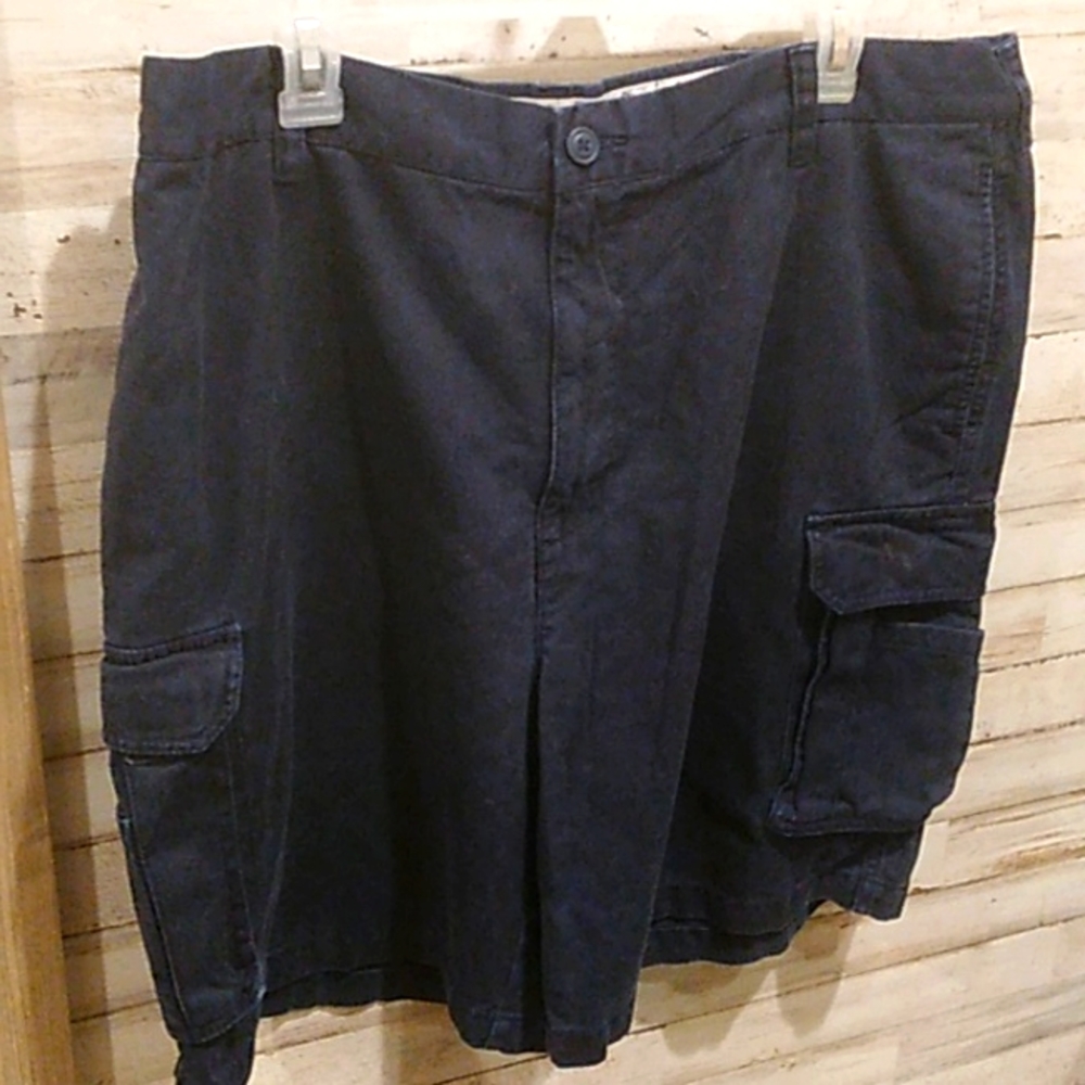 Izod men's cargo shorts.    Box 330